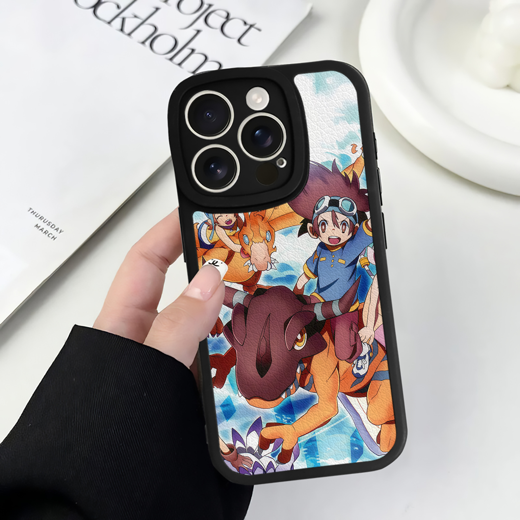 （画像用） Digimon デジタルモンスター/デジモン 【iPhone 16シリーズ対応】シリコンスマホケース（レザー調） 材質：シリコン